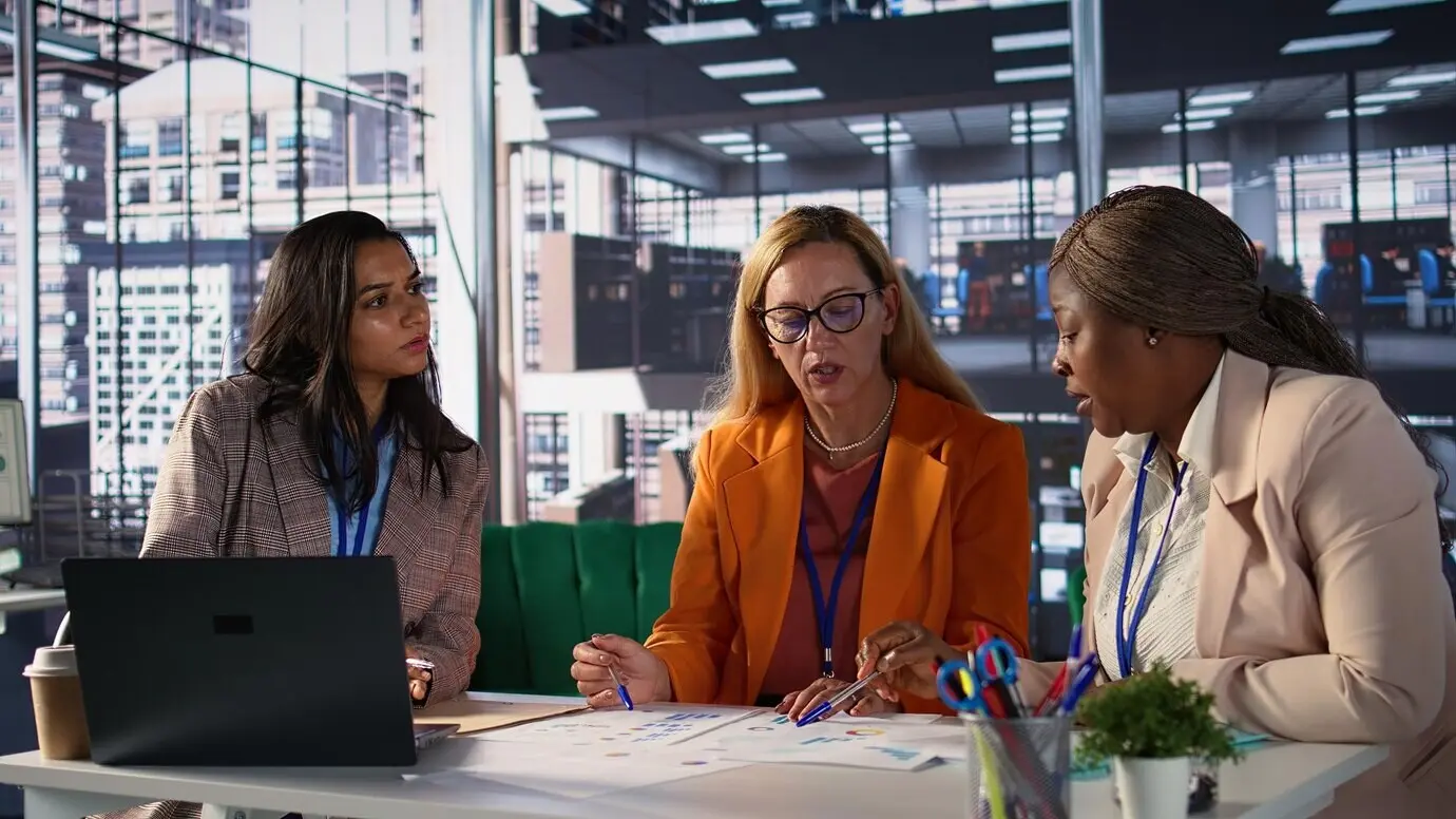 Разноэтническая команда предпринимательниц, обсуждающая стратегию бизнеса.