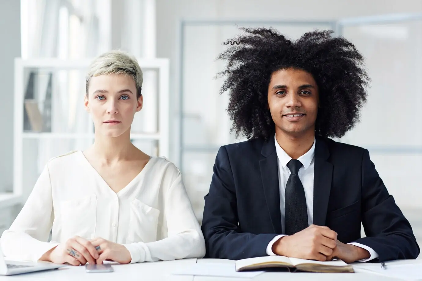 Пришлите исходное описание «Confident colleagues», которое нужно перефразировать на русском.