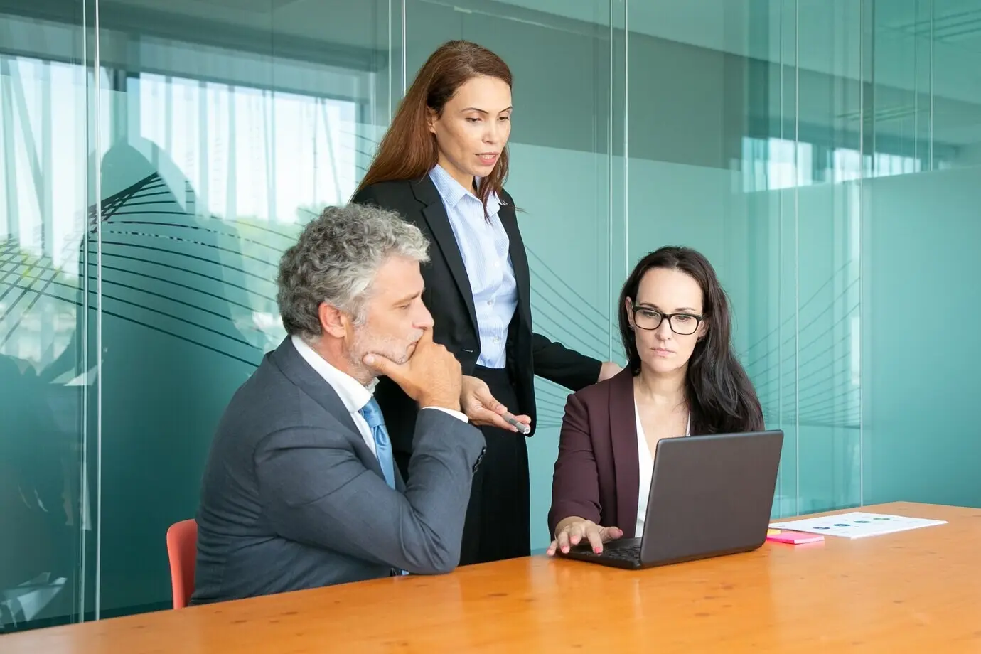 Менеджер представляет проект задумчивым коллегам.