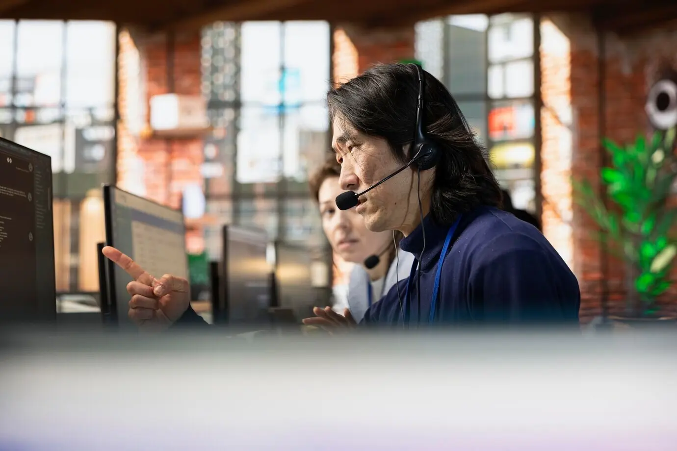 Опытный сотрудник занимается поддержкой клиентов, используя ПК для устранения неполадок.